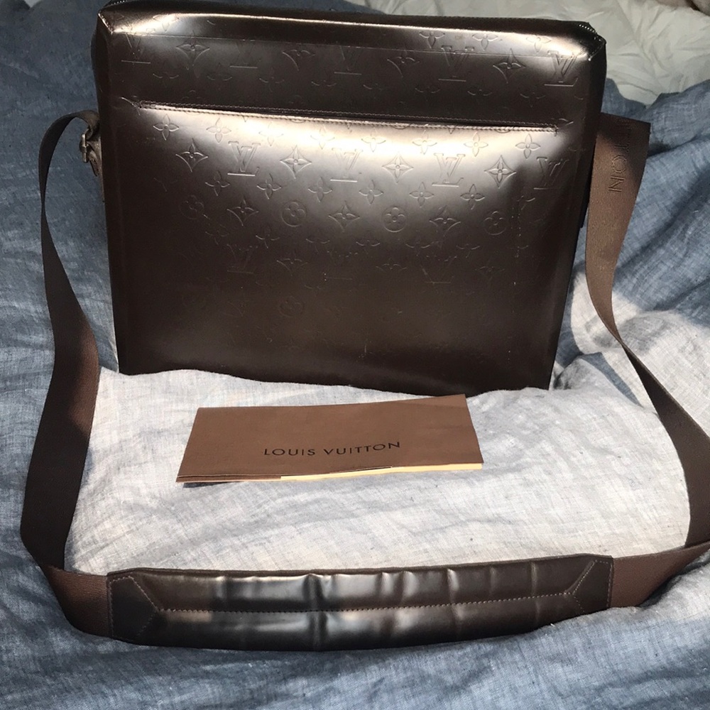 LOUIS VUITTON MONOGRAM GLACE STEVE MESSENGER BAG